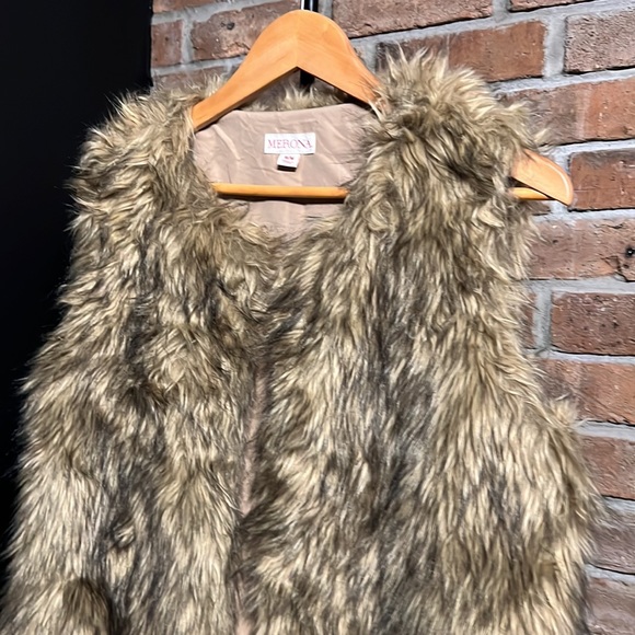 Runway Faux fur vest - Picture 2 of 10
